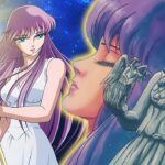 Saori Kido, reencarnação de Atena em Cavaleiros do Zodíaco, ao lado da estátua da deusa com escudo e báculo.