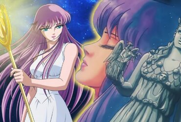 Saori Kido, reencarnação de Atena em Cavaleiros do Zodíaco, ao lado da estátua da deusa com escudo e báculo.