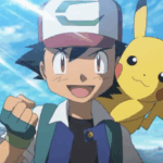 Ash Ketchum sorridente com Pikachu no ombro, em uma paisagem montanhosa e ensolarada.