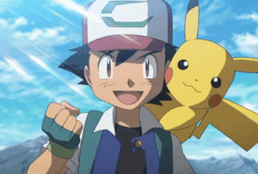 Ash Ketchum sorridente com Pikachu no ombro, em uma paisagem montanhosa e ensolarada.
