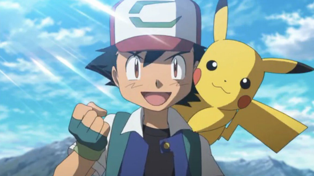 Ash Ketchum sorridente com Pikachu no ombro, em uma paisagem montanhosa e ensolarada.