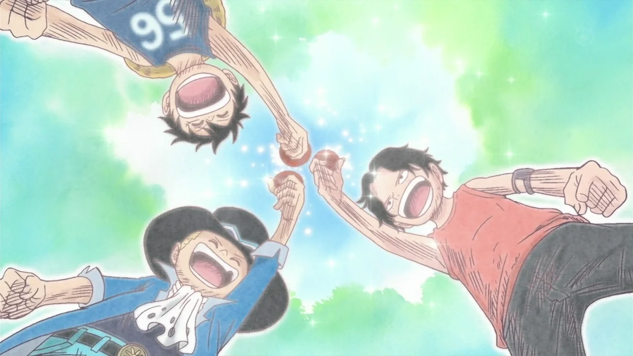 Luffy, Ace e Sabo crianças, sorrindo e erguendo copos juntos em um brinde de amizade.