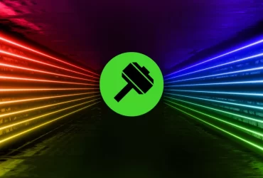 Logo do Razer Synapse em destaque sobre um fundo colorido com luzes de LED em vermelho, amarelo, verde, azul e roxo.
