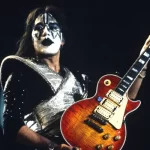 Ace Frehley em apresentação ao vivo com maquiagem do Spaceman e guitarra Les Paul.