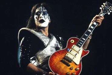 Ace Frehley em apresentação ao vivo com maquiagem do Spaceman e guitarra Les Paul.