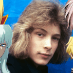 oto de Bjorn Andrésen jovem ao centro, cercado por ilustrações de quatro personagens de anime com características visuais similares: cabelos loiros ou prateados, olhos claros e traços delicados, representando o arquétipo bishōnen que ele inspirou.