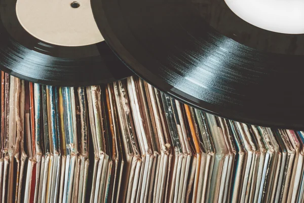 Coleção de discos de vinil antigos empilhados, simbolizando a preservação da música em mídia física.