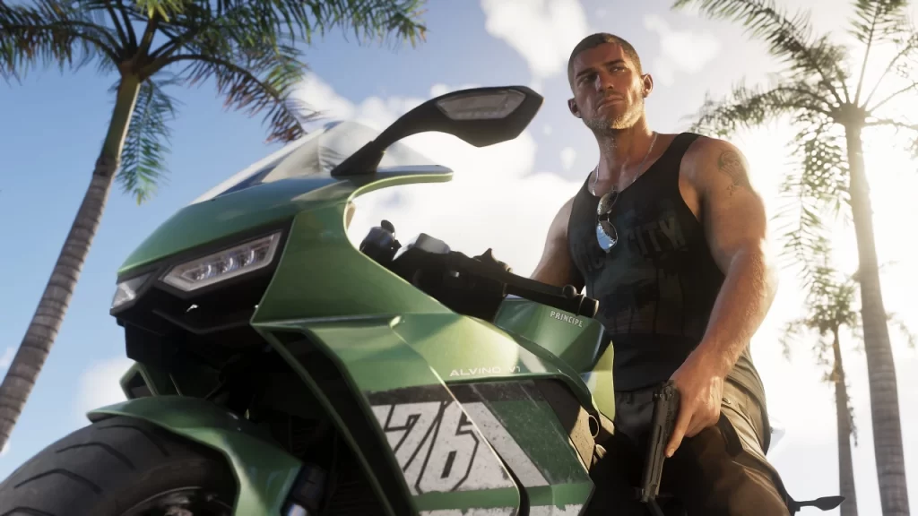 Jason Duval, personagem de GTA 6, segura uma arma ao lado de uma moto verde em uma rua ensolarada cercada por palmeiras em Vice City.