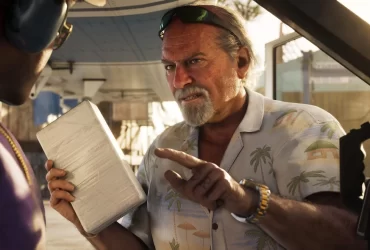 Homem de camisa florida segura um pacote branco enquanto conversa com outro personagem em uma cena detalhada de GTA 6.