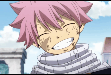 Natsu Dragneel sorrindo após uma batalha em Fairy Tail, com expressão de superação e amizade.