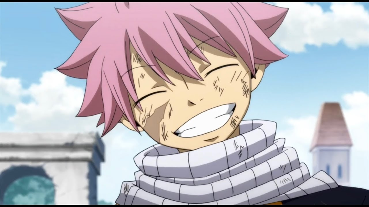 Natsu Dragneel sorrindo após uma batalha em Fairy Tail, com expressão de superação e amizade.