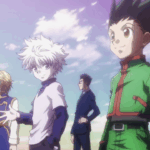 Quatro personagens de anime em pé sob céu azul com nuvens: à direita, jovem de cabelo preto espetado e jaqueta verde (Gon); ao centro-esquerda, jovem de cabelo branco prateado em roupas claras (Killua); ao fundo centro, homem adulto de terno escuro (Leorio); à esquerda, jovem de cabelo loiro e traje azul e dourado (Kurapika) - protagonistas de Hunter x Hunter
