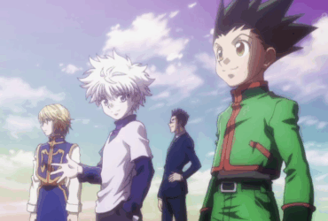 Quatro personagens de anime em pé sob céu azul com nuvens: à direita, jovem de cabelo preto espetado e jaqueta verde (Gon); ao centro-esquerda, jovem de cabelo branco prateado em roupas claras (Killua); ao fundo centro, homem adulto de terno escuro (Leorio); à esquerda, jovem de cabelo loiro e traje azul e dourado (Kurapika) - protagonistas de Hunter x Hunter