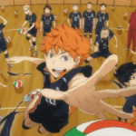 Cena de anime de vôlei mostrando jogadores uniformizados em quadra com protagonista de cabelo laranja em primeiro plano fazendo cortada