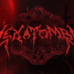 Logo de Ordem Paranormal Hexatombe em tipografia estilo terror vermelha sobreposto a símbolos circulares ocultistas em fundo vermelho e preto representando o universo paranormal