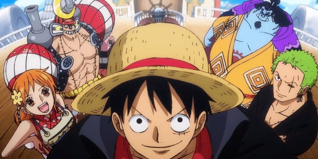 Luffy sorri ao lado de Nami, Franky, Jinbe e Zoro a bordo do navio Thousand Sunny em One Piece, simbolizando união, amizade e o espírito aventureiro da tripulação.