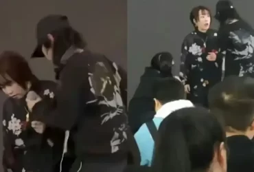 Cantora Maki Otsuki no palco instantes antes de ter sua apresentação interrompida em Xangai.