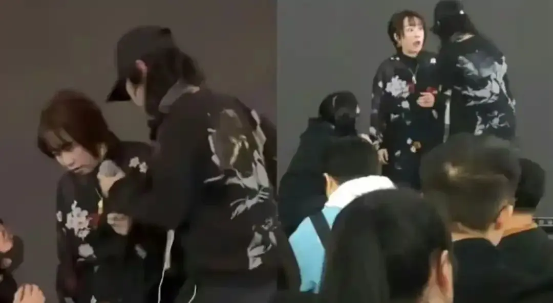 Cantora Maki Otsuki no palco instantes antes de ter sua apresentação interrompida em Xangai.