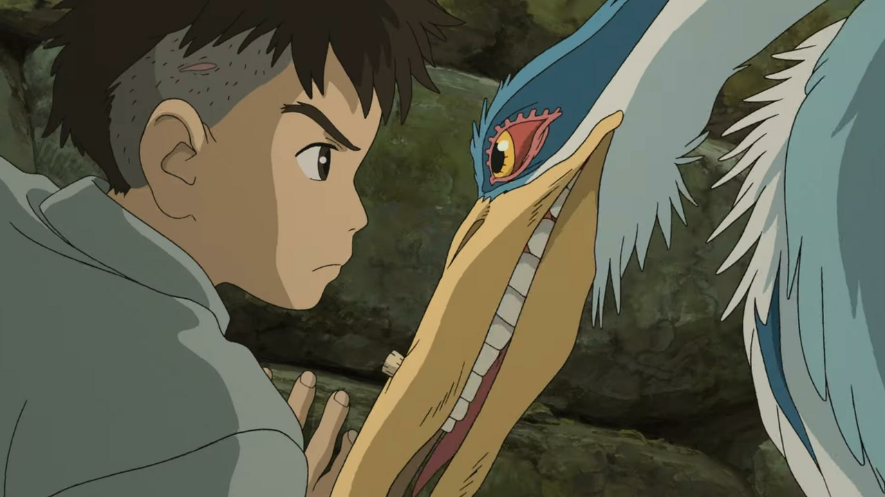 Cena do filme O Menino e a Garça de Hayao Miyazaki mostrando o protagonista Mahito ao lado da misteriosa garça azul, vencedor do Oscar de Melhor Animação 2024