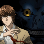 Light Yagami de terno bege ajustando a gravata com Ryuk, o Shinigami, ao fundo com olhos amarelos brilhantes e sorriso sinistro