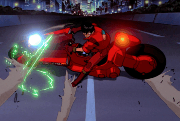 Kaneda pilotando moto vermelha em alta velocidade nas ruas de Neo-Tóquio no filme Akira (1988), com luzes neon verdes ao fundo e efeitos visuais revolucionários