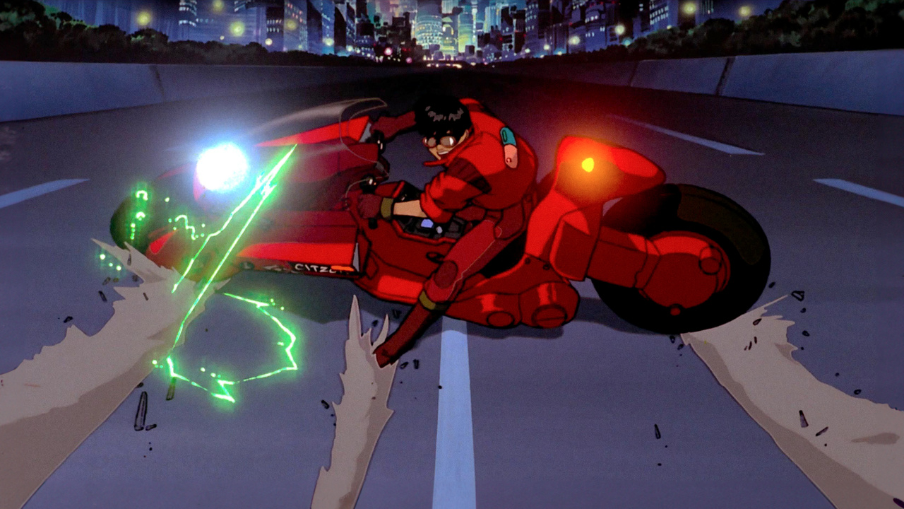 Kaneda pilotando moto vermelha em alta velocidade nas ruas de Neo-Tóquio no filme Akira (1988), com luzes neon verdes ao fundo e efeitos visuais revolucionários