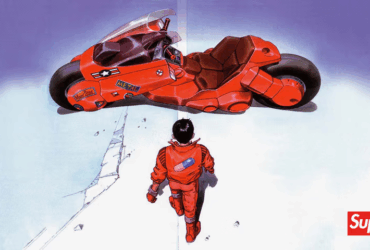 Kaneda caminhando em direção à sua icônica moto vermelha com logo da Supreme, da colaboração histórica entre a marca de streetwear e o anime Akira de 1988