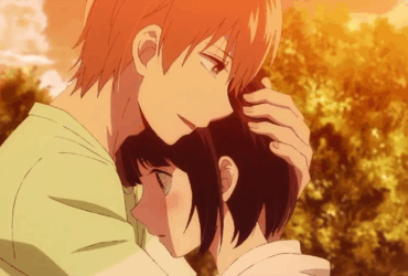 Hanabi Yasuraoka e Mugi Awaya de Scum's Wish em cena íntima com fundo dourado, representando relacionamento tóxico e dependência emocional no anime