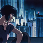 Cena de Ghost in the Shell 1995 mostrando personagem em cenário cyberpunk noturno com arranha-céus iluminados, anime que inspirou Matrix