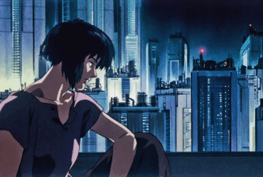 Cena de Ghost in the Shell 1995 mostrando personagem em cenário cyberpunk noturno com arranha-céus iluminados, anime que inspirou Matrix