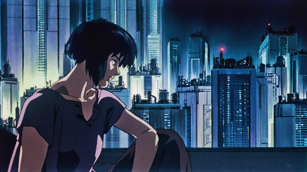 Cena de Ghost in the Shell 1995 mostrando personagem em cenário cyberpunk noturno com arranha-céus iluminados, anime que inspirou Matrix