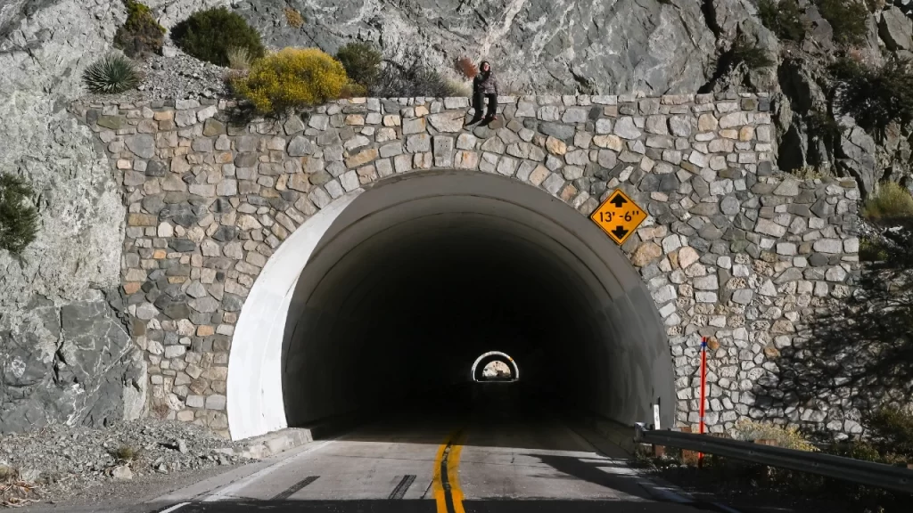 Túnel na Angeles Crest Highway, na Califórnia, onde ocorreu o acidente de carro que matou Vince Zampella, co-criador de Call of Duty