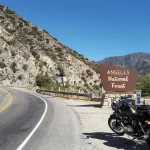 Placa da Angeles National Forest às margens da Angeles Crest Highway, estrada onde ocorreu o acidente fatal com Vince Zampella