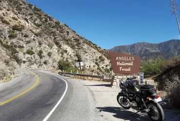 Placa da Angeles National Forest às margens da Angeles Crest Highway, estrada onde ocorreu o acidente fatal com Vince Zampella