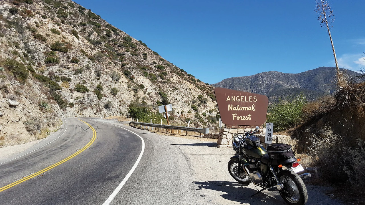 Placa da Angeles National Forest às margens da Angeles Crest Highway, estrada onde ocorreu o acidente fatal com Vince Zampella