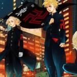 Ilustração de personagens de Tokyo Revengers com uniformes pretos e vermelhos da gangue Toman em cenário urbano noturno de Tóquio