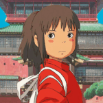 Chihiro vestindo quimono vermelho em frente à casa de banhos tradicional japonesa em cena de A Viagem de Chihiro, filme do Studio Ghibli dirigido por Hayao Miyazaki