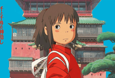 Chihiro vestindo quimono vermelho em frente à casa de banhos tradicional japonesa em cena de A Viagem de Chihiro, filme do Studio Ghibli dirigido por Hayao Miyazaki