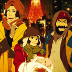 Três protagonistas de Tokyo Godfathers — Gin, Hana e Miyuki — segurando um bebê em frente à Torre de Tóquio iluminada à noite com decorações natalinas douradas