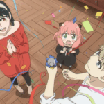 Loid, Yor e Anya da família Forger cercados por confetes e fitas coloridas em cena festiva de Spy x Family