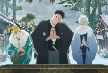 Personagens de Kaiju No. 8 em quimonos coloridos fazendo gesto de oração em santuário xintoísta nevado durante o hatsumode no Ano Novo japonês