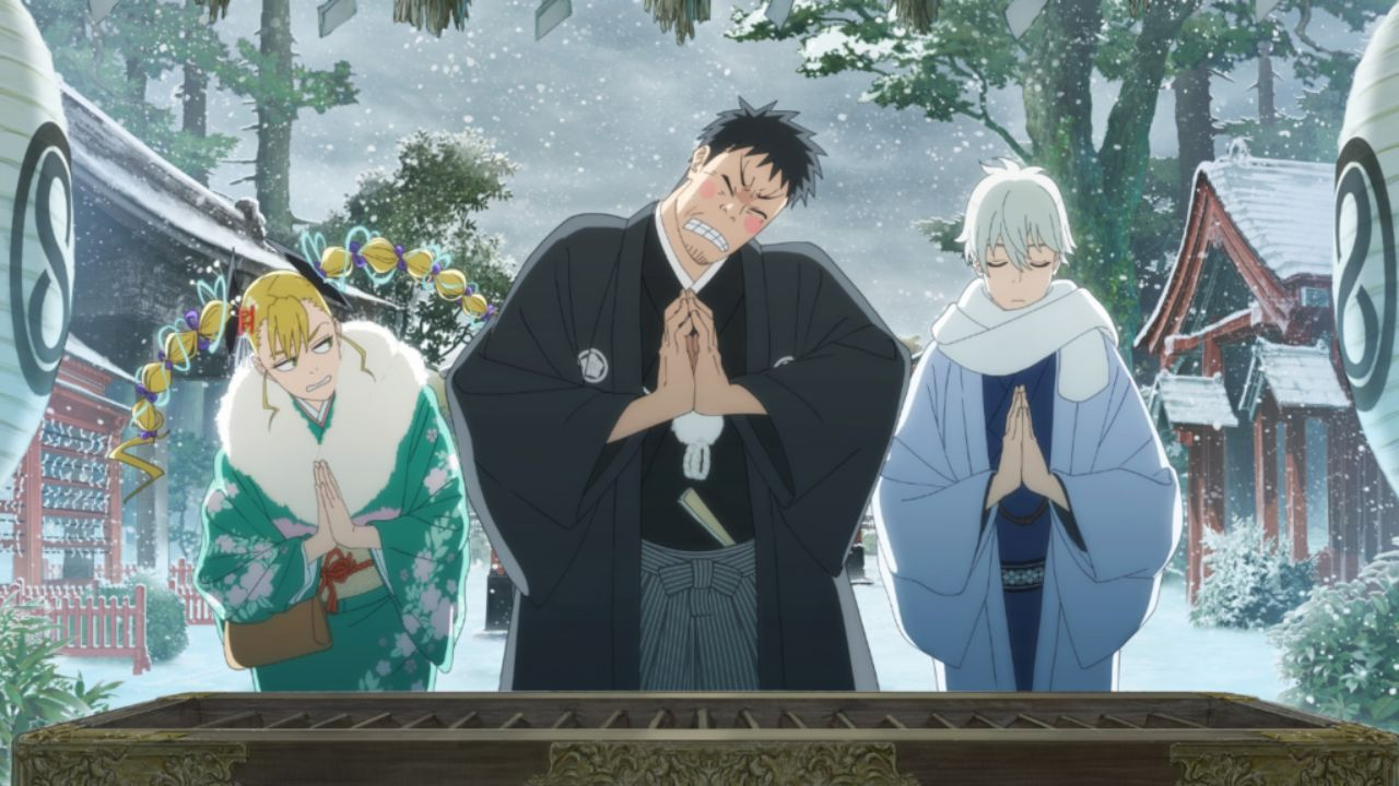 Personagens de Kaiju No. 8 em quimonos coloridos fazendo gesto de oração em santuário xintoísta nevado durante o hatsumode no Ano Novo japonês