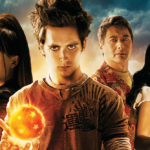 Elenco do filme Dragon Ball Evolution de 2009 em pose dramática com Esfera do Dragão, representando a controversa adaptação live-action da franquia Dragon Ball