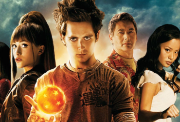 Elenco do filme Dragon Ball Evolution de 2009 em pose dramática com Esfera do Dragão, representando a controversa adaptação live-action da franquia Dragon Ball