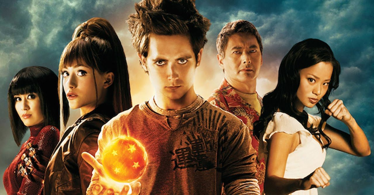 Elenco do filme Dragon Ball Evolution de 2009 em pose dramática com Esfera do Dragão, representando a controversa adaptação live-action da franquia Dragon Ball