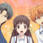 Cena do anime shoujo Fruits Basket mostrando Tohru Honda, Kyo Sohma e Yuki Sohma em expressões emocionais contra fundo alaranjado