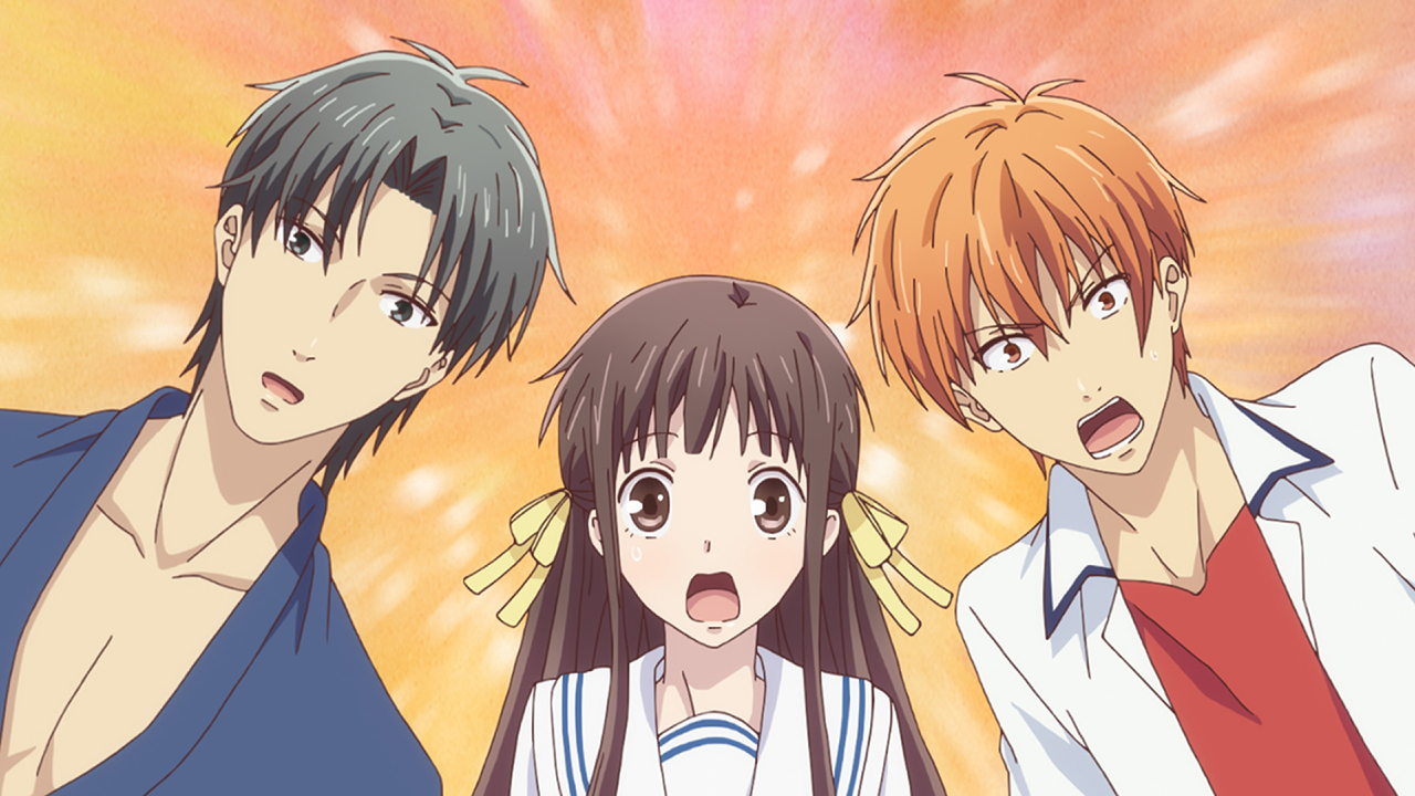 Cena do anime shoujo Fruits Basket mostrando Tohru Honda, Kyo Sohma e Yuki Sohma em expressões emocionais contra fundo alaranjado