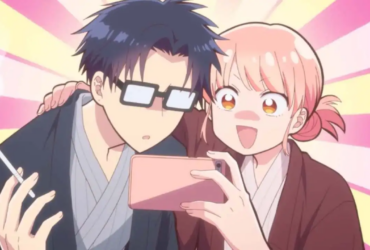 Narumi Momose e Hirotaka Nifuji personagens de Wotakoi Love is Hard for Otaku tirando selfie em cena do anime