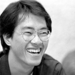 Foto em preto e branco de Akira Toriyama sorrindo, criador de Dragon Ball, em homenagem ao aniversário de sua morte
