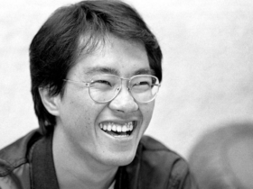 Foto em preto e branco de Akira Toriyama sorrindo, criador de Dragon Ball, em homenagem ao aniversário de sua morte
